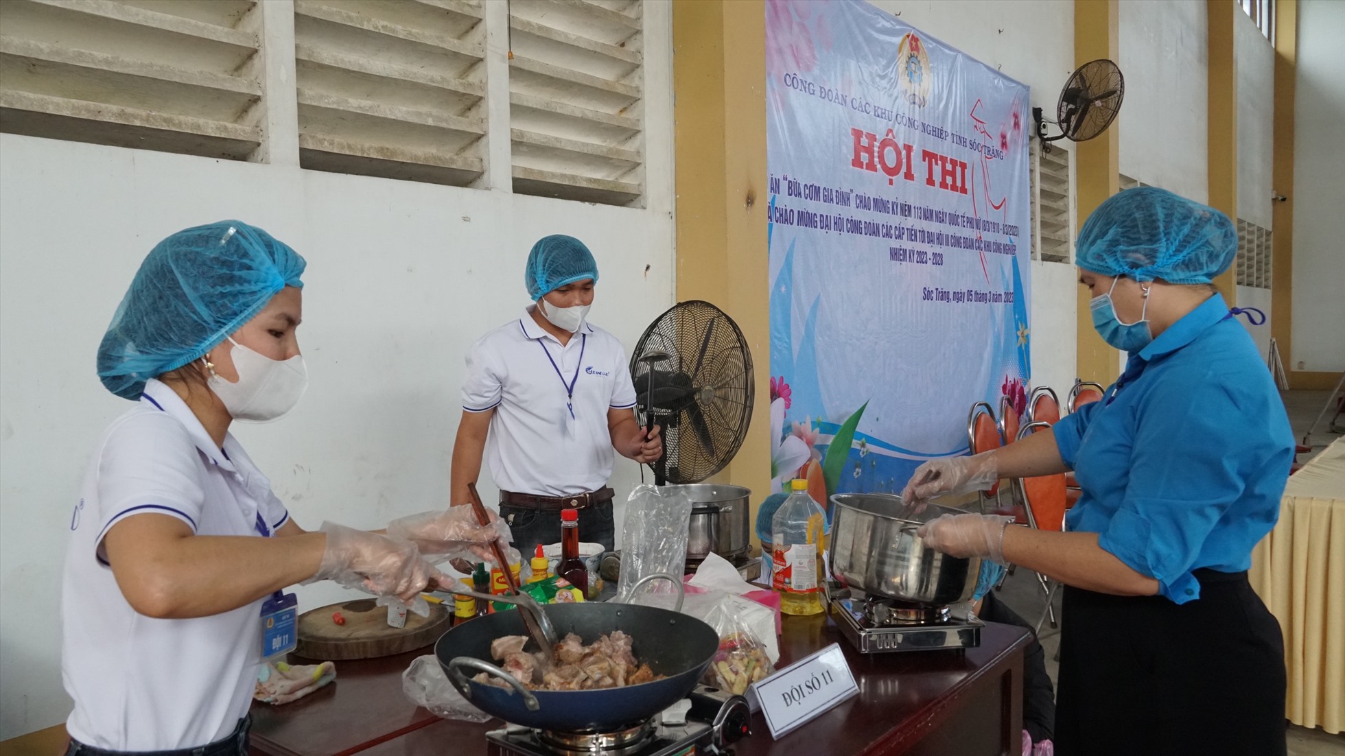 heo đồng chí Phan Tấn Phong – Chủ tịch Công đoàn các khu công nghiệp tỉnh, đây là một trong những hoạt động nhằm chào mừng Đại hội Công đoàn các cấp tiến tới Đại hội III Công đoàn các Khu công nghiệp nhiệm kỳ 2023-2028; Chào mừng kỷ niệm 113 năm ngày Quốc tế Phụ nữ (8/3 8/3/2023)  ﻿  “Hội thi nhằm thắt chặt tình đoàn kết giữa các công đoàn cơ sở trong khu công nghiệp, tạo sân chơi lành mạnh, bổ ích cho đoàn viên, người lao động. Nhất là thể hiện vai trò của nam giới trong việc trổ tài nấu ăn, chia sẻ công việc gia đình. Qua đó, tuyên truyền, vận động đoàn viên, người lao động tiếp tục giữ gìn và phát huy giá trị văn hóa gia đình“, đồng chí Tấn Phong nói thêm.   Bên cạnh đó, Công đoàn các Khu Công nghiệp còn tổ chức trò chơi dân gian bịt mắt đập niêu, thu hút nhiều đoàn viên, người lao động đến xem và cổ vũ, mang đến không khí vui nhộn trong ngày cuối tuần.  Nhận xét các phần thi, đồng chí Trịnh Thị Bảo Khuyên - Phó Chủ tịch LĐLĐ tỉnh, Ban Giám khảo hội thi cho biết: “Việc chấm điểm dựa trên các tiêu chí: món ăn ngon, giàu chất dinh dưỡng; trang trí đẹp, trình bày hấp dẫn; đảm bảo an toàn vệ sinh thực phẩm; thuyết trình hay, tính đồng đội cao”  Ban Tổ chức đã chọn ra giải nhất hội thi nấu ăn “Bữa cơm gia đình” cho đội Công ty Cổ phần Chế biến Thuỷ sản Tài Kim Anh.